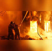 Agra बारात के पटाखों से लगी भीषण आग गोदाम में रखा लाखों का सामान जलकर राख