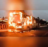 पुणे में बीच सड़क आग की लपटों में जलती दिखी PMPML बस जांच जारी