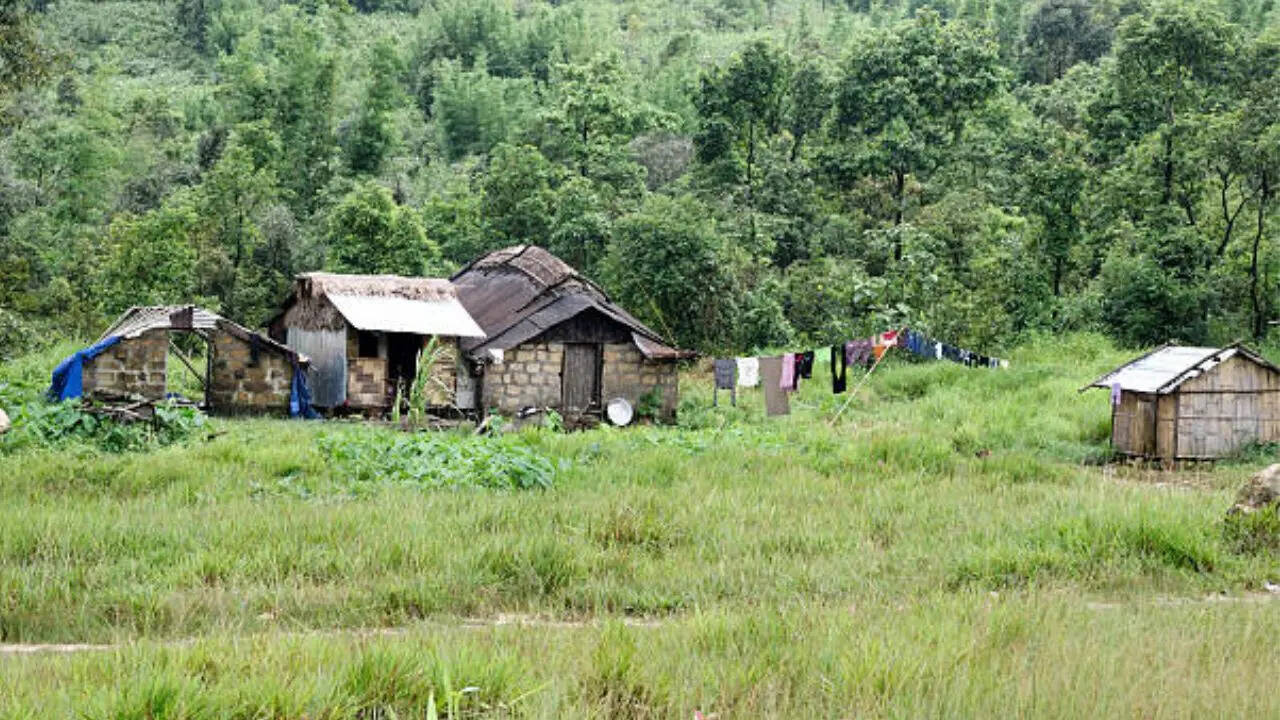 पहाड़ियों में छिपा छोटा और दिलचस्प गांव