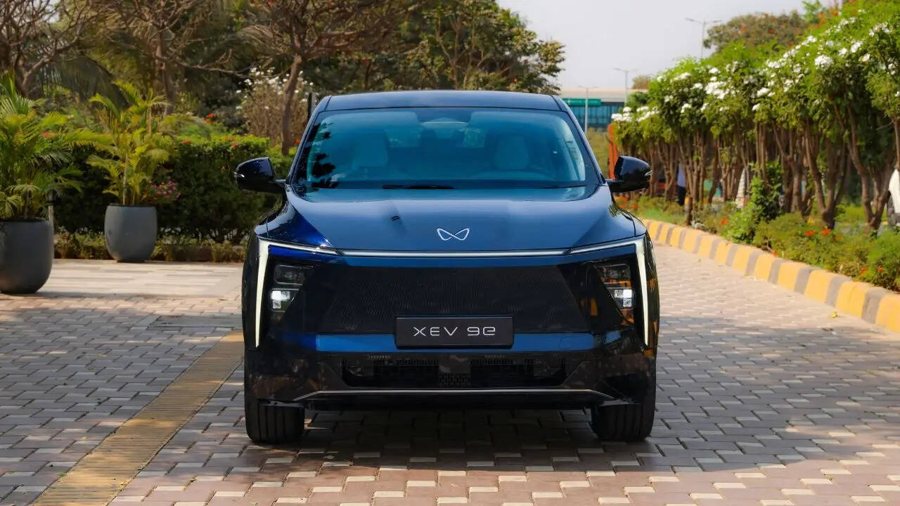 ​इस मॉडल की कीमत ₹26.9 लाख (एक्स-शोरूम) तक जाती है और यह Hyundai Creta Electric को टक्कर देता है। दूसरी ओर, महिंद्रा XEV 9e की कीमत ₹21.9 लाख से ₹30.5 लाख (एक्स-शोरूम) के बीच है। ​