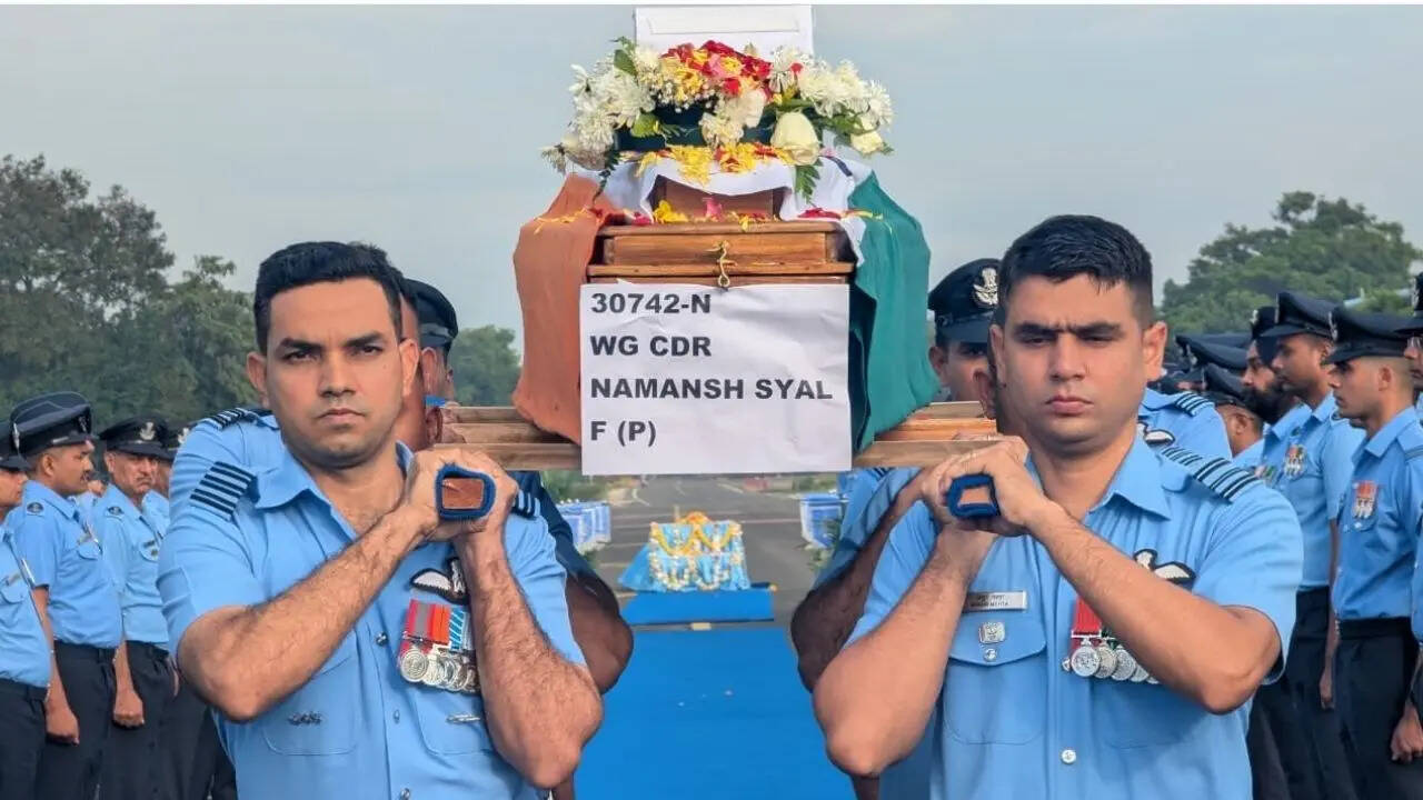 पैतृक गांव लाया गया नमांश का पार्थिव शरीर