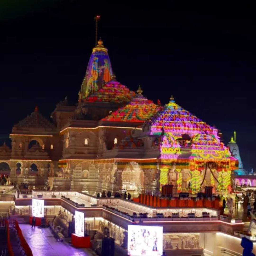 ​आकाश में झूमता रामलला का पावन ध्वज​