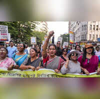 Kolkata चुनाव आयोग के बाहर BLO का प्रदर्शन जारी भाजपा नेता ने कहा TMC के हॉकर