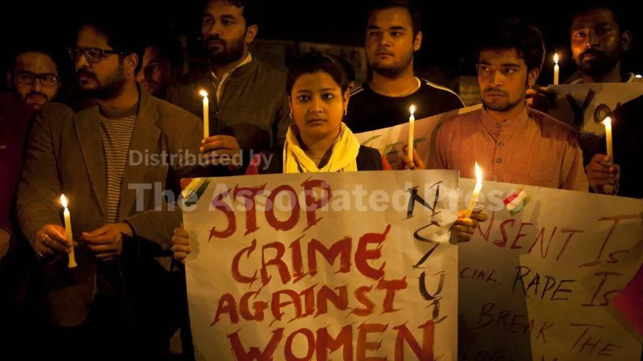 रिपोर्ट के मुताबिक, टेक्नोलॉजी में तरक्की ने महिलाओं के लिए मॉडर्न खतरों को जन्म दिया है, जिसमें बिना सहमति के इमेज शेयर करना, डॉक्सिंग और डीपफेक वीडियो शामिल हैं। UN विमेंस पॉलिसी डिवीजन की डायरेक्टर सारा हेंड्रिक्स ने कहा, 'महिलाओं की हत्याओं के अलावा भी देखा जाए तो वे अक्सर हिंसा का शिकार रहती हैं और ये सिलसिला चलता रहता है। इसकी शुरुआत कंट्रोल करने वाले व्यवहार, धमकियों और हैरेसमेंट से शुरू हो सकती हैं, जिसमें ऑनलाइन गतिविधियां भी शामिल है।' 