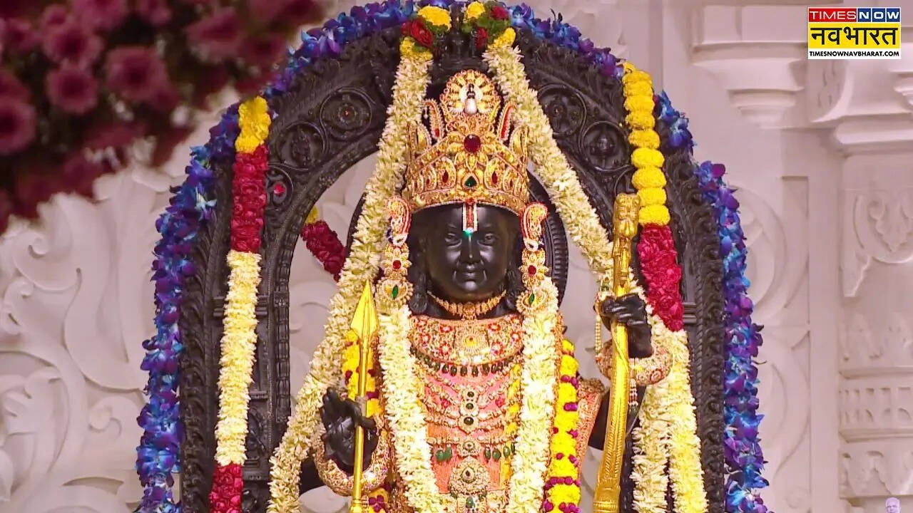 प्रधानमंत्री मोदी ने मार्गशीर्ष मास के शुक्ल पक्ष की पंचमी तिथि पर भगवान श्रीराम और मां सीता की 'विवाह पंचमी' के अभिजीत मुहूर्त पर तिकोने झंडे का आरोहण किया। श्री राम जन्मभूमि तीर्थ क्षेत्र के अनुसार ध्वज पर 'भगवान श्री राम की प्रतिभा और वीरता का प्रतीक चमकते सूर्य की तस्वीर है। इस पर कोविदार वृक्ष की तस्वीर के साथ ओम लिखा है।' कहा गया कि भगवा ध्वज 'रामराज्य के आदर्शों को दिखाते हुए गरिमा, एकता और सांस्कृतिक निरंतरता का संदेश देगा।'