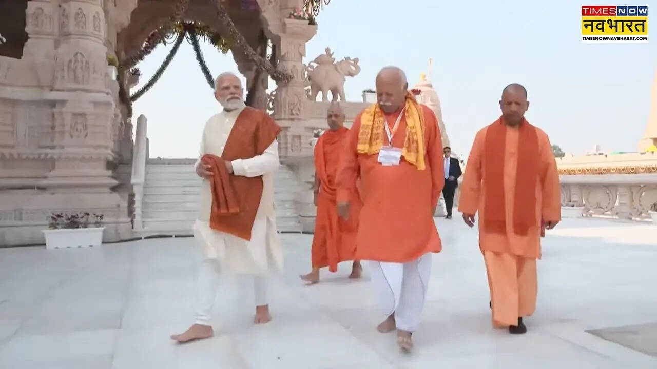 ध्वजारोहण के मौके पर राज्यपाल आनंदी बेन पटेल, राष्‍ट्रीय स्‍वयंसेवक संघ के सरसंघचालक मोहन भागवत और उत्तर प्रदेश के मुख्‍यमंत्री योगी आदित्‍यनाथ भी मौजूद रहे।