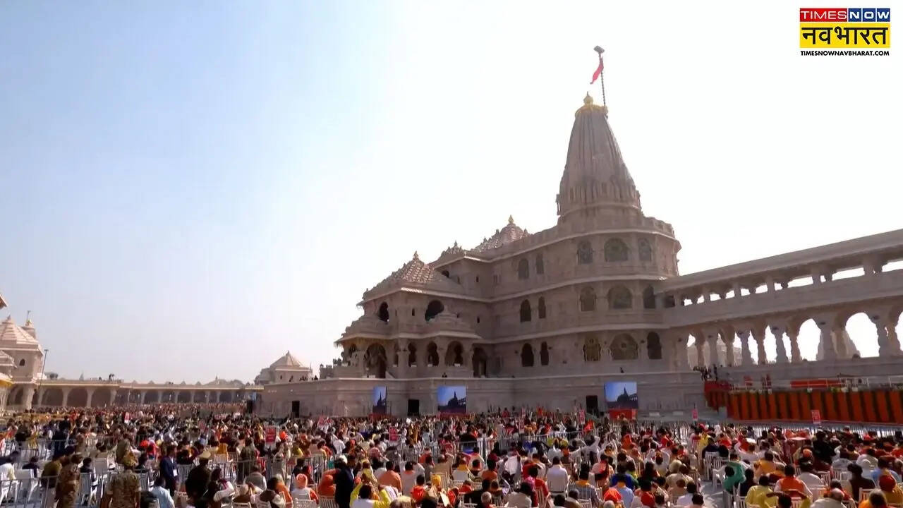 प्रधानमंत्री ने अपने संबोधन में कहा कि पूरा देश और दुनिया भगवान राम में डूबी हुई है। उन्होंने कहा, 'आज अयोध्या नगरी भारत की सांस्कृतिक चेतना के एक और उत्कर्ष-बिंदु की साक्षी बन रही है। श्री राम जन्मभूमि मंदिर के शिखर ध्वजारोहण उत्सव का यह क्षण अद्वितीय और अलौकिक है।' मोदी ने कहा कि पवित्र ध्वज इस बात का सबूत होगा कि 'असत्य पर आखिरकार सत्य की जीत होती है।' प्रधानमंत्री ने समारोह में यह भी कहा, '2047 तक जब हम भारत की आजादी के 100 साल पूरे कर लेंगे, तो हमें एक विकसित भारत बनाना होगा।'