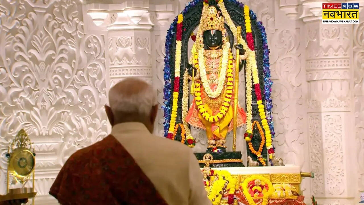 ध्वजारोहण समारोह को ऐतिहासिक करार देते हुए मोदी ने कहा, 'यह धर्म ध्वजा केवल ध्वजा नहीं, यह भारतीय सभ्‍यता के पुनर्जागरण का ध्‍वज है। इसका भगवा रंग, इस पर रचित सूर्यवंश की ख्‍याति, वर्णित शब्द 'ओम' और अंकित कोविदार वृक्ष राम राज्य की कीर्ति को प्रतिरूपित करते हैं। यह ध्‍वज संकल्प है, यह ध्‍वज सफलता है, यह ध्‍वज संघर्ष से सृजन की गाथा है, यह ध्‍वज सदियों से चले आ रहे सपनों का साकार स्वरूप है।'
