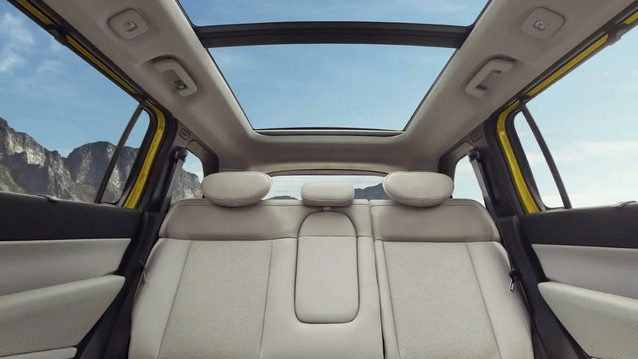 सेगमेंट की सबसे बड़ी PanoraMax Sunroof