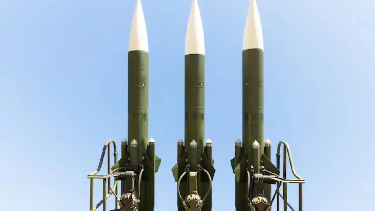 <strong>6. Hwasong-17 (उत्तर कोरिया)</strong><strong>नॉर्थ कोरिया का ह्वासोंग-17 अब तक का उसका सबसे ताकतवर </strong>ICBM है, जिसकी रेंज लगभग 10,000–15,000 km है। हालांकि इसके ऑपरेशनल भरोसे पर बहस होती है, लेकिन इसे कई वॉरहेड ले जाते हुए दिखाया गया है और कई टेस्ट लॉन्च पर उड़ाया गया है। इसके डेवलपमेंट ने दुनिया भर में सुरक्षा को लेकर बड़ी चिंताएं खड़ी कर दी हैं।