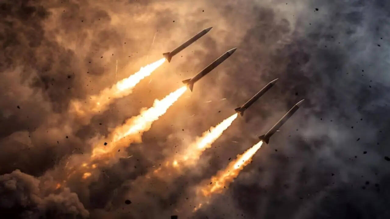 <strong>2. Dongfeng-41 (चीन)</strong>चीन का DF-41 देश का सबसे लंबी रेंज वाला और सबसे तेज ICBM है, जिसकी रेंज 12,000–15,000 km है और इसकी टॉप स्पीड लगभग Mach 25 है। यह दस MIRV तक ले जा सकता है और इसे रोड-मोबाइल ट्रांसपोर्टर-इरेक्टर-लॉन्चर पर लगाया जाता है, जिससे इसका पता लगाना मुश्किल हो जाता है। इसका शामिल होना चीन के स्ट्रेटेजिक डिटरेंस पोस्चर में एक बड़ा बदलाव दिखाता है।