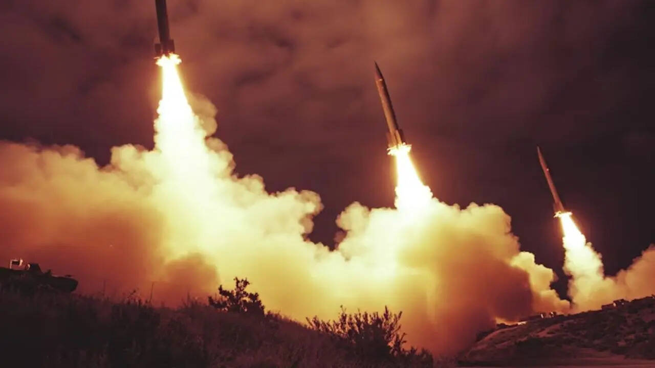 <strong>1. RS-28 Sarmat (रूस)</strong><strong>इसको अक्सर '</strong>सैटन II' कहा जाता है। RS-28 सरमत को दुनिया का सबसे ताकतवर ICBM माना जाता है। इसकी रेंज लगभग 18,000 km से ज्यादा है, जो दुनिया में कहीं भी हमला करने के लिए काफी है। यह 15 MIRV तक ले जा सकती है और कई मिसाइल डिफेंस सिस्टम को बायपास करते हुए साउथ पोल के ऊपर से गुजर सकती है। रूस का इरादा है कि सरमत उसके पुराने हो रहे R-36M2 वोएवोडा फ्लीट की जगह ले।