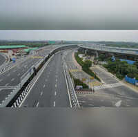 द्वारका एक्सप्रेसवे पर आखिर क्यों रेलिंग लगा रहा है NHAI जिससे स्थानीय लोगों का भड़का गुस्सा