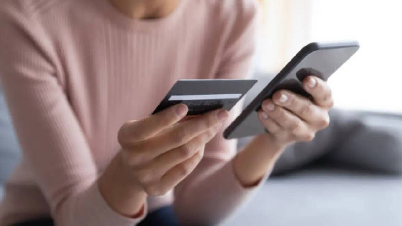 अब आपसे ऑनलाइन ट्रांजैक्शन के लिए लिमिट सेट करने का ऑप्शन मांगा जाएगा। यहां आपको हर ट्रांजैक्शन के लिए आपकी मंजूरी या फिर पूरे मंथ के लिए एक बार में ट्रांजैक्शन लिमिट सेट करने का ऑप्शन मिलेगा। आप अपने हिसाब से इसे चुन सकते हैं। 