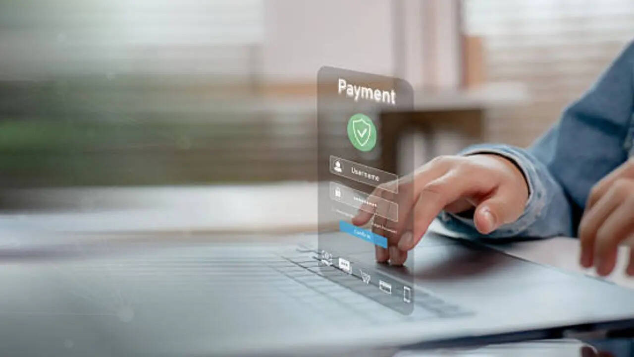 अब अपने Bhim App के UPI Circle पर जाएं। इसके बाद ऐड मेंबर के ऑप्शन पर क्लिक करें। अब आपको उस शख्स मोबाइल नंबर डालकर, UPI ID या QR कोड स्कैन करें।