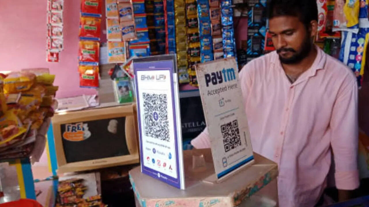 Google Pay, Bhim UPI, PhonePe ऐप में एक ऐसा फीचर मिलता है जिससे अब लोग बिना बैंक अकाउंट के भी ऑनलाइन पेमेंट कर सकते हैं। लेकिन इसके लिए परिवार या फिर अपने फ्रेंड्स सर्कल में किसी के पास बैंक अकाउंट और यूपीआई ऐप होना जरूरी है।