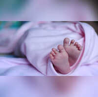 Kushinagar News कुशीनगर मेडिकल कॉलेज से नवजात बच्चा गायब परिवार ने नर्स पर लगाया आरोप