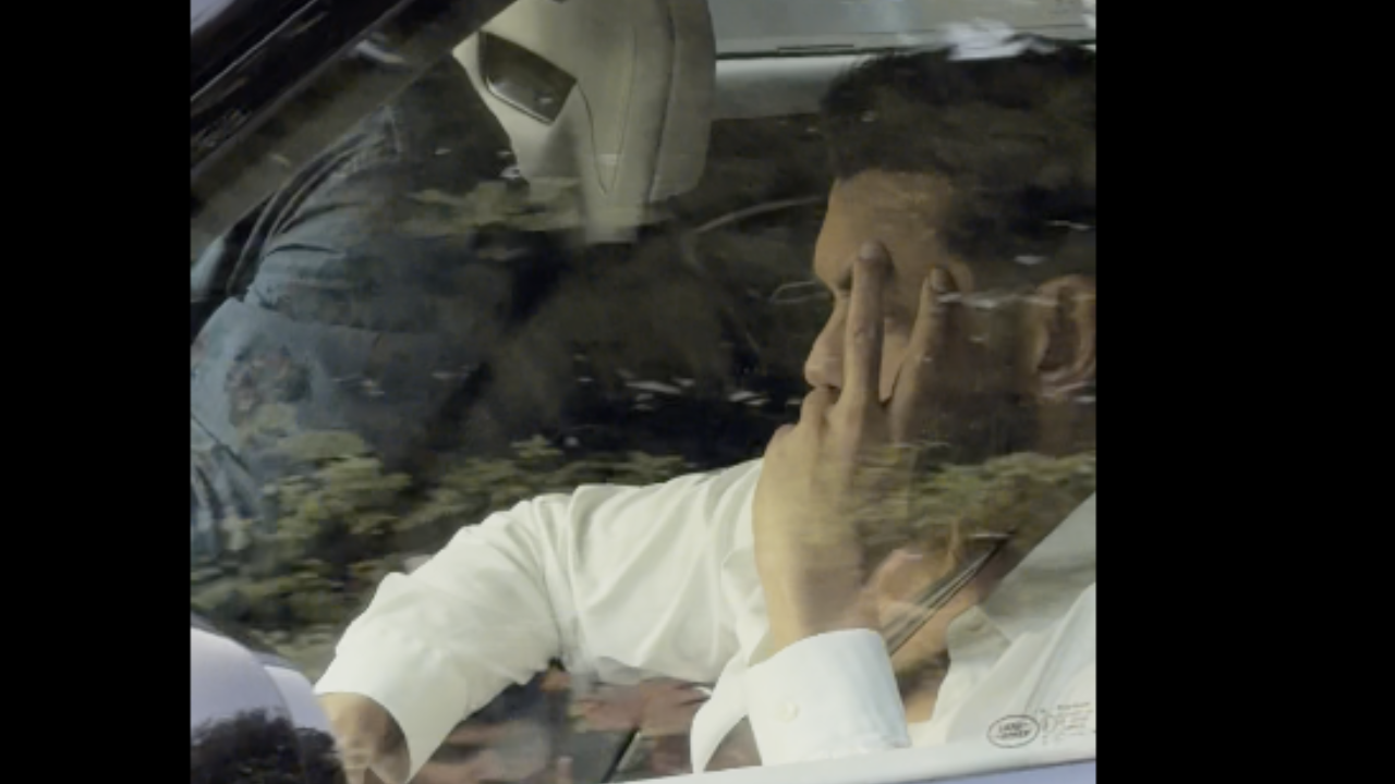 उदास चेहरा लेकर पहुंचे बॉबी देओल