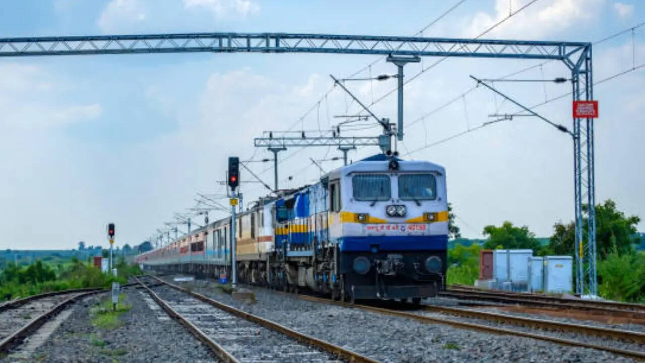 सबसे लंबी दूरी वाली दूसरे नंबर की ट्रेन कौन सी