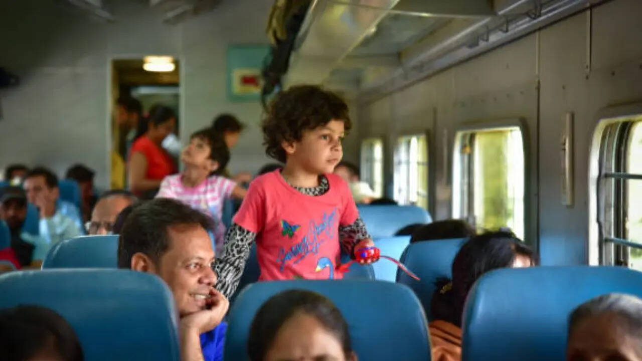 ट्रेन तय करती है 4,189 किमी की यात्रा​
