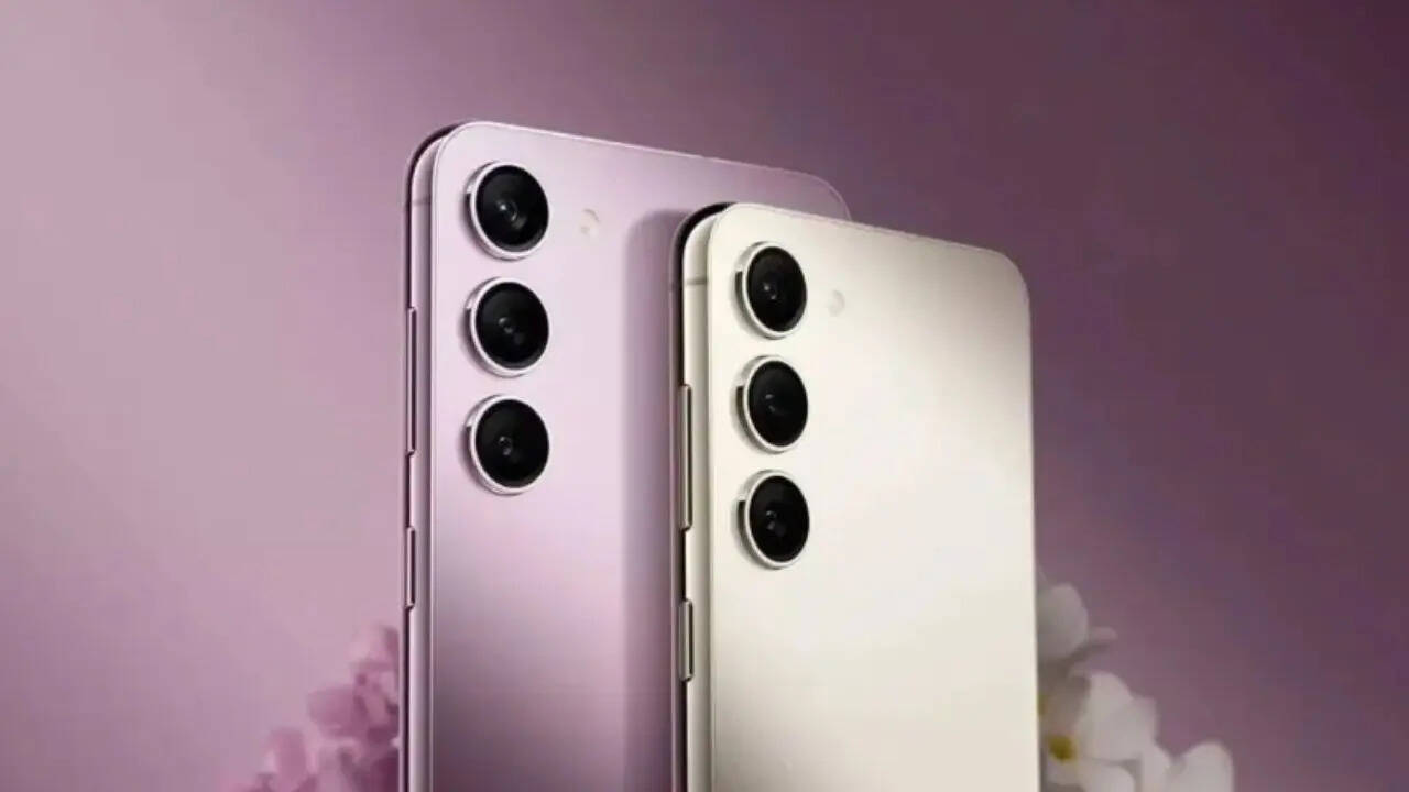 सैमसंग के इस प्रीमियम फोन में परफॉर्मेंस के लिए Snapdragon 8 Gen 3 प्रोसेसर दिया गया है। इसमें आपको 8GB की रैम और 512GB की स्टोरेज मिलती है। फोटोग्राफी के लिए इसमें ट्रिपल कैमरा सेटअप मिलता है जिसमें 501012 मेगापिक्सल मिलता है। सेल्फी और वीडियो कॉलिंग इसमें 12 मेगापिक्सल का फ्रंट कैमरा मिलता है। 