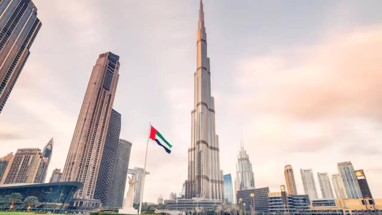 <em><strong>5. UAE: ज्यादातर पाकिस्तानियों के वीजा पर रोक</strong></em><em><strong> </strong></em>संयुक्त अरब अमीरात ने हाल ही में पाकिस्तानी नागरिकों के लिए रेगुलर वीजा जारी करने पर रोक लगा दी है, जिसमें टूरिस्ट, विजिट और कई वर्क वीजा शामिल हैं। हालांकि यह पूरे पासपोर्ट पर ऑफिशियल बैन नहीं है, लेकिन इस रोक से ज्यादातर यात्री प्रभावित हुए हैं, और सिर्फ डिप्लोमैटिक और ऑफिशियल पासपोर्ट होल्डर ही इससे अप्रभावित हैं। UAE ने इस कदम को कुछ आने वालों के बीच वीजा के गलत इस्तेमाल, ज्यादा समय तक रुकने और क्राइम से जुड़ी चिंताओं के बढ़ते मामलों से जोड़ा है।