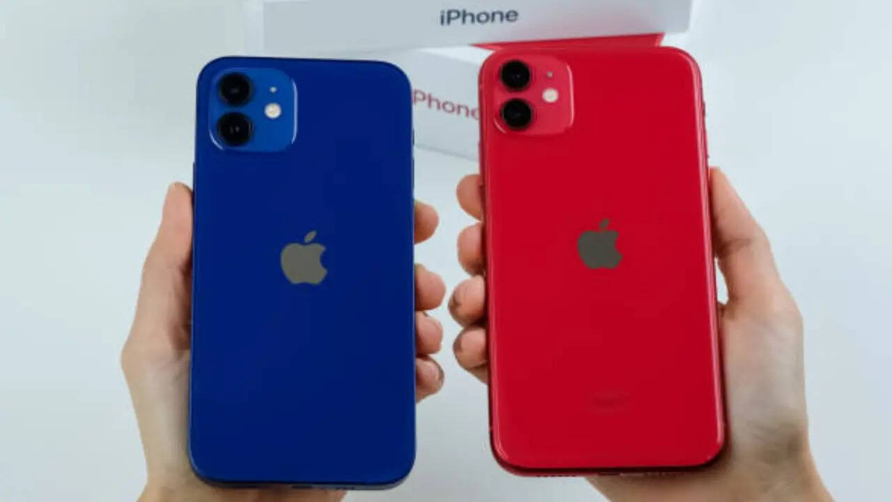 iPhone 12 में मिलने वाले कैमरा सेटअप की बात करें तो इसमें डुअल कैमरा सेटअप दिया गया है। इसमें 12+12 मेगापिक्सल का सेंसर दिया गया है। सेल्फी और वीडियो कॉलिंग के लिए 12 मेगापिक्सल का फ्रंट कैमरा दिया गया है। यह स्मार्टफोन आईओएस 26 ऑपरेटिंग सिस्टम पर काम करता है।