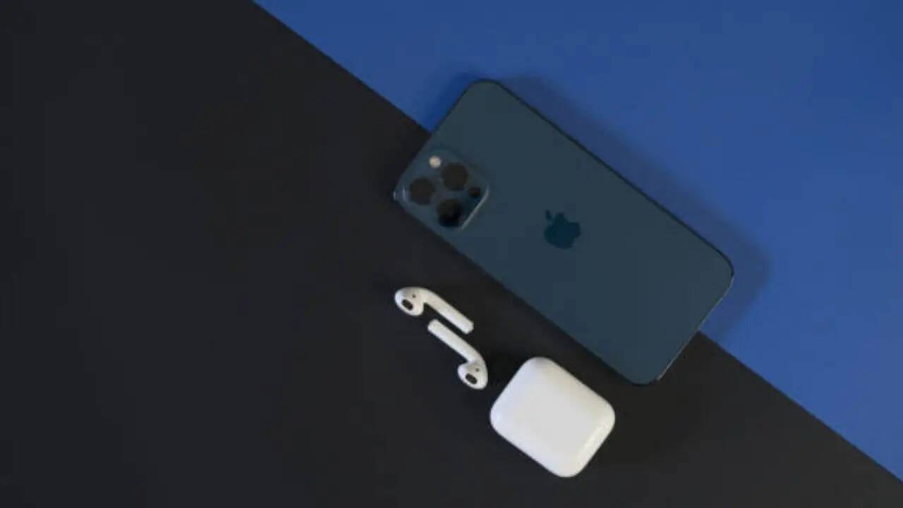 iPhone 12 में मिलने वाले फीचर्स की बात करें तो इसमें 6.1 इंच की Super Retina XDR OLED डिस्प्ले मिलती है, जिसका रेजोल्यूशन 1170x2532 है। इसमें आपको 1,200 निट्स पीक ब्राइटनेस मिलती है। परफॉर्मेंस के लिए इसमें आपको Apple A14 Bionic (5 nm) चिपसेट का सपोर्ट मिलेगा।
