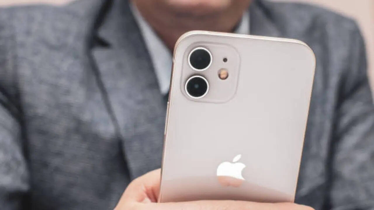 रिटेल साइट रिलायंस डिजिटल की तरफ से नवंबर महीने में iPhone 12 की कीमत में सबसे बड़ी कटौती की गई है। अक्टूबर के महीने में इस स्मार्टफोन को 79,900 में लिस्ट किया गया था। हालांकि अब यह अपनी लॉन्च किमत से करीब 58,000 रुपये सस्ता मिल रहा है।