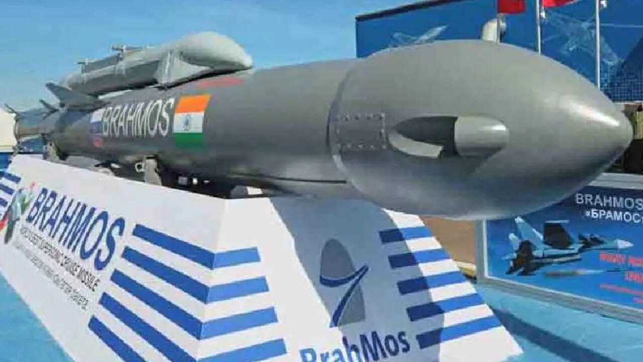 ग्रे पेंट की स्टेल्थ प्रॉपर्टीज, ब्रह्मोस की Mach 2.8 की सुपरसोनिक स्पीड के साथ मिलकर, दुश्मन के डिफेंस सिस्टम को कम से कम रिएक्शन टाइम देती हैं, जिससे सफल स्ट्राइक की संभावना बढ़ जाती है।