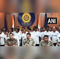 छत्तीसगढ़ के दंतेवाड़ा में 37 नक्सलियों ने किया आत्मसमर्पण 27 पर था 65 लाख का इनाम