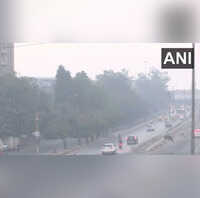 Delhi-NCR Pollution दिल्ली की हवा में हल्का सुधार आज भी धुंध से ढका आसमान जानें कितना है AQI