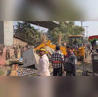 Begusarai News अतिक्रमण हटाने गई टीम पर पथराव पुलिस ने लाठीचार्ज किया तो मची भगदड़