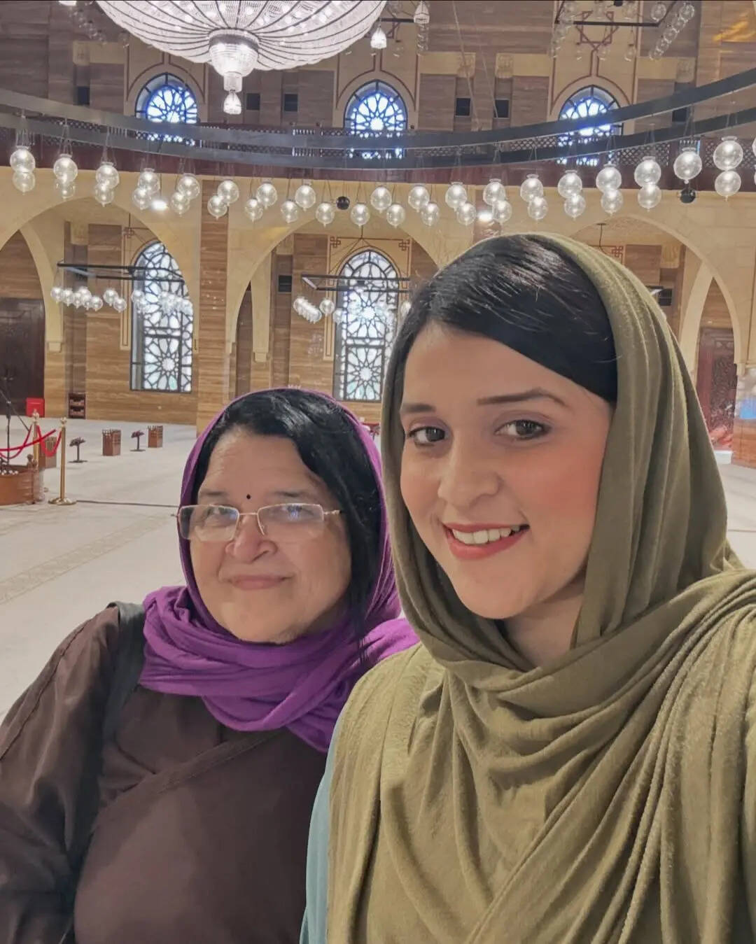 मां के साथ दिया पोज