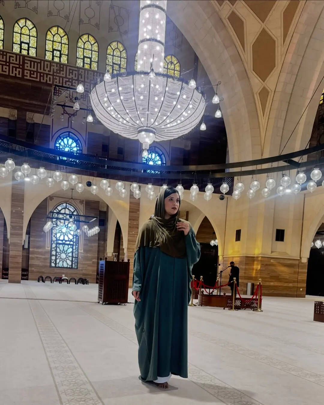 बहरीन पहुंचीं मन्नारा चोपड़ा