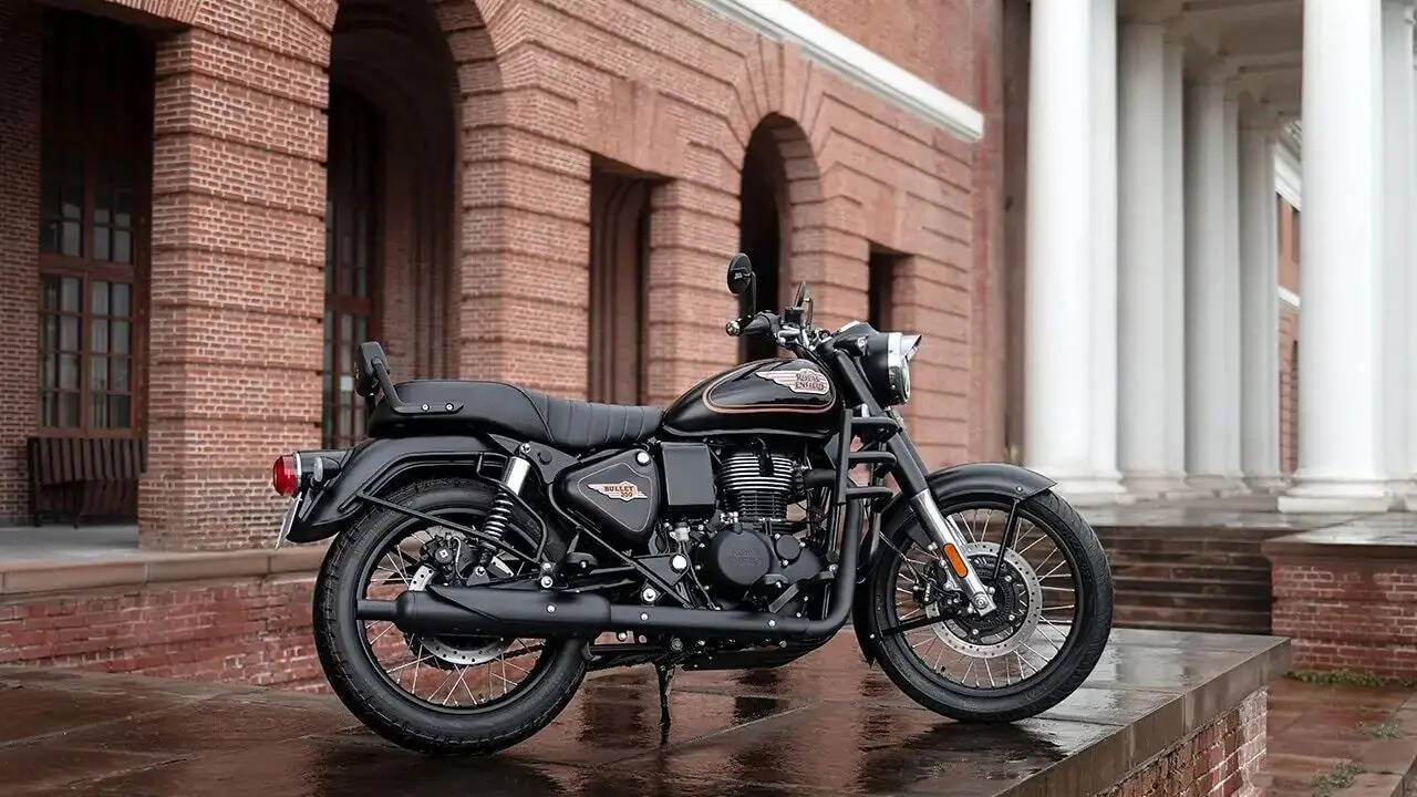 EICMA 2025 और गोवा में हुए Motoverse 2025 में Royal Enfield ने Bullet 650 Himalayan Mana Edition और आने वाली Flying Flea S6 जैसी बाइक्स ने लोगों का ध्यान खींचा। इतना ही नहीं कंपनी ने अपनी 125वीं सालगिरह पर Classic 650- Special Edition भी लॉन्च की जिसने लॉन्च के साथ ही सुर्खियों में जगह बना ली।