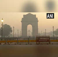 Delhi-NCR Pollution फिर गैस चेंबर बनी दिल्ली कई इलाकों का AQI 400 पार नोएडा-गाजियाबाद में भी हवा दम घोंटू