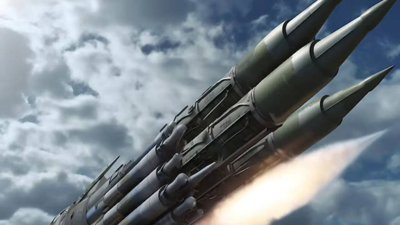 strongIndia-Russia Weaponsstrong रूस-भारत ने ब्रह्मोस Mach 28 मिसाइल ब्रह्मोस-NG 350km रेंज आकाश एयर डिफेंस निर्भय 1000km क्रूज मिसाइल विक्रांत कैरियर बनाया है। जॉइंट पार्टनरशिप में रूसी टेक्नोलॉजी भारतीय मैन्युफैक्चरिंग को दी गई है। फिलीपींस वियतनाम को एक्सपोर्ट सेल्स पार्टनरशिप की सफलता को दिखाता है।