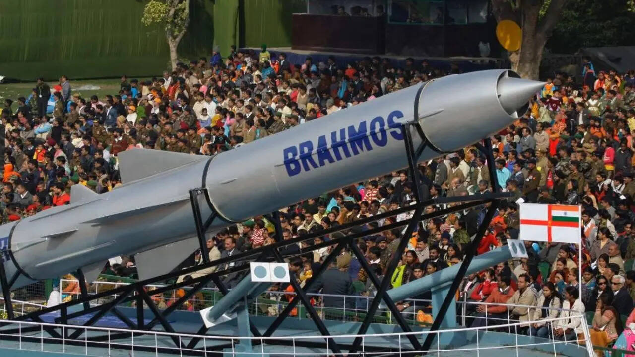 emstrongBrahMos Cruise Missile  strongemब्रह्मोस को रूस और भारत ने मिलकर बनाया है जो Mach 28 की स्पीड से दौड़ती है और कुल 3000 kg तक वजन ले जा सकती है। रूसी रैमजेट प्रोपल्शन टेक्नोलॉजी के साथ भारतीय गाइडेंस और स्ट्रक्चरल डिजाइन के साथ ब्रह्मोस को बनाया गया है। ब्रह्मोस एयरोस्पेस लखनऊ में भारतीय सेना और सहयोगी देशों के लिए मिसाइलें बनाता है। फिलीपींस वियतनाम को एक्सपोर्ट सेल्स पार्टनरशिप की कमर्शियल फायदेमंद होने का सबूत है।