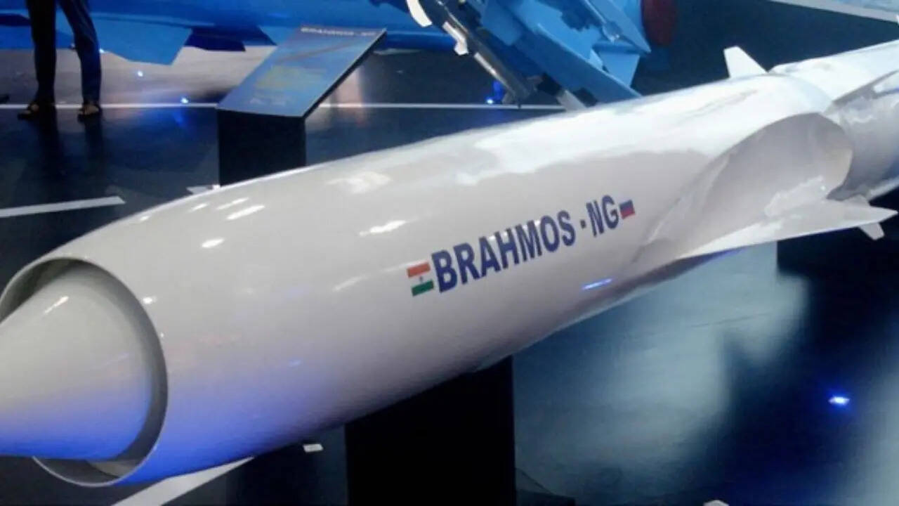 emstrongBrahMos NG strongemब्रह्मोस-NG नेक्स्ट-जेनरेशन वेरिएंट एडवांस्ड फ्यूल एफिशिएंसी के जरिए रेंज को 350 किलोमीटर तक बढ़ाती है। कॉम्पैक्ट डिजाइन फाइटर एयरक्राफ्ट सहित कई इंडियन प्लेटफॉर्म के साथ इंटीग्रेशन को इनेबल करती है। जॉइंट डेवलपमेंट उभरते खतरे के माहौल को एड्रेस करते हैं जिसके लिए एक्सटेंडेड स्ट्राइक कैपेसिटी की जरूरत होती है। एन्हांस्ड प्रोपल्शन एक्सटेंडेड ऑपरेशनल एरिया में तेजी से एंगेजमेंट को इनेबल करता है।