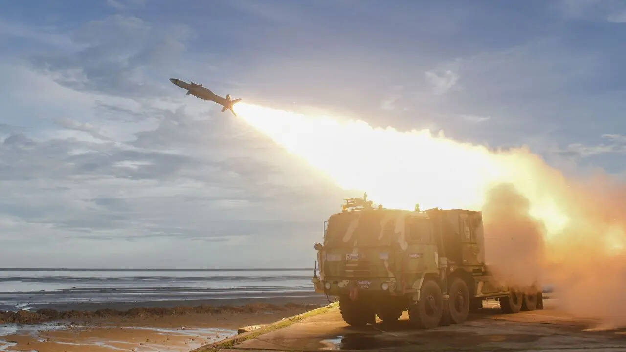 emstrongAkash Air Defence System strongemभारत ने आकाश एयर डिफेंस सिस्टम बनाया है जिसमें रूसी टेक्नोलॉजी के पार्ट्स हैं। सरफेस-टू-एयर मिसाइल सिस्टम एयरक्राफ्ट और क्रूज मिसाइल के खतरों से बचाता है। फेज्ड-एरे रडार 60 किलोमीटर की डिटेक्शन रेंज देता है जो एक साथ कई टारगेट को ट्रैक करता है। रूसी सहयोग से सिस्टम का भरोसा और ऑपरेशनल असर बढ़ा है। ऑपरेशन सिंदूर में इसका प्रभाव देखने को मिला।