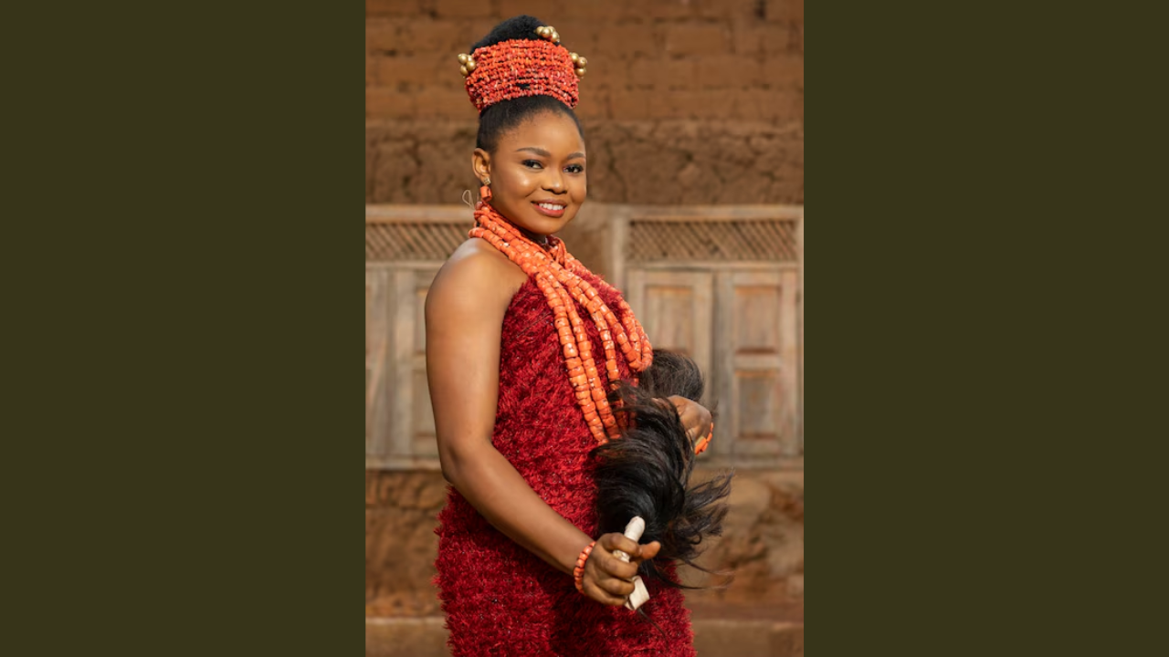 जटिल आभूषण पहनती हैं महिलाएं