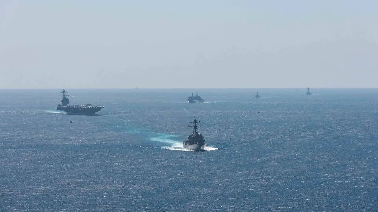 पूरे दल-बल के साथ अभियान पर निकलता है