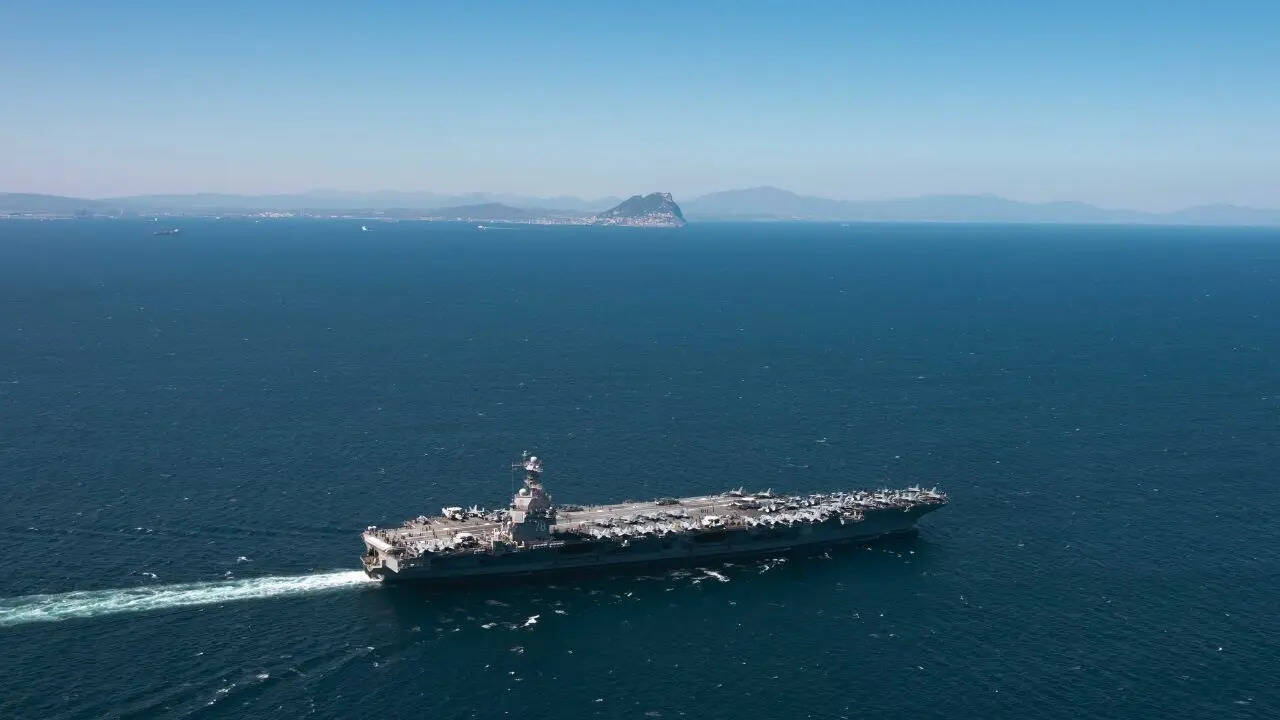 समुद्र में अलग-अलग जगहों पर देखा गया एयरक्राफ्ट करियर