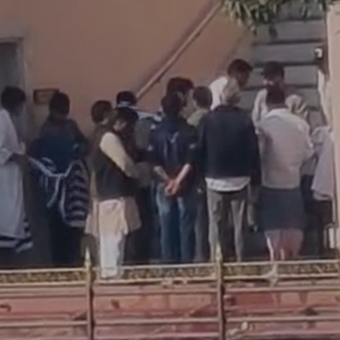 अस्थि विसर्जन के दौरान भावुक हुए देओल परिवार के बच्चे