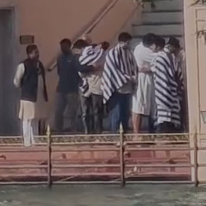 Sunny-Bobby ने बच्चों के साथ किया अस्थि विसर्जन