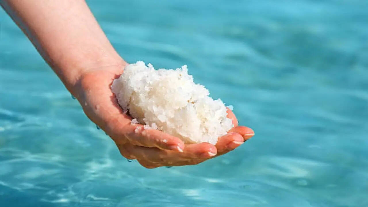 लगातार नमक होता है जमा