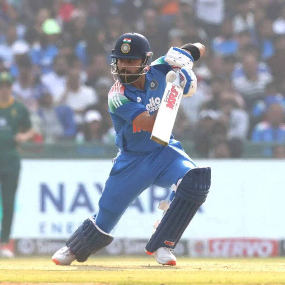 सबसे ज्यादा बार लगातार तीन 50 स्कोर