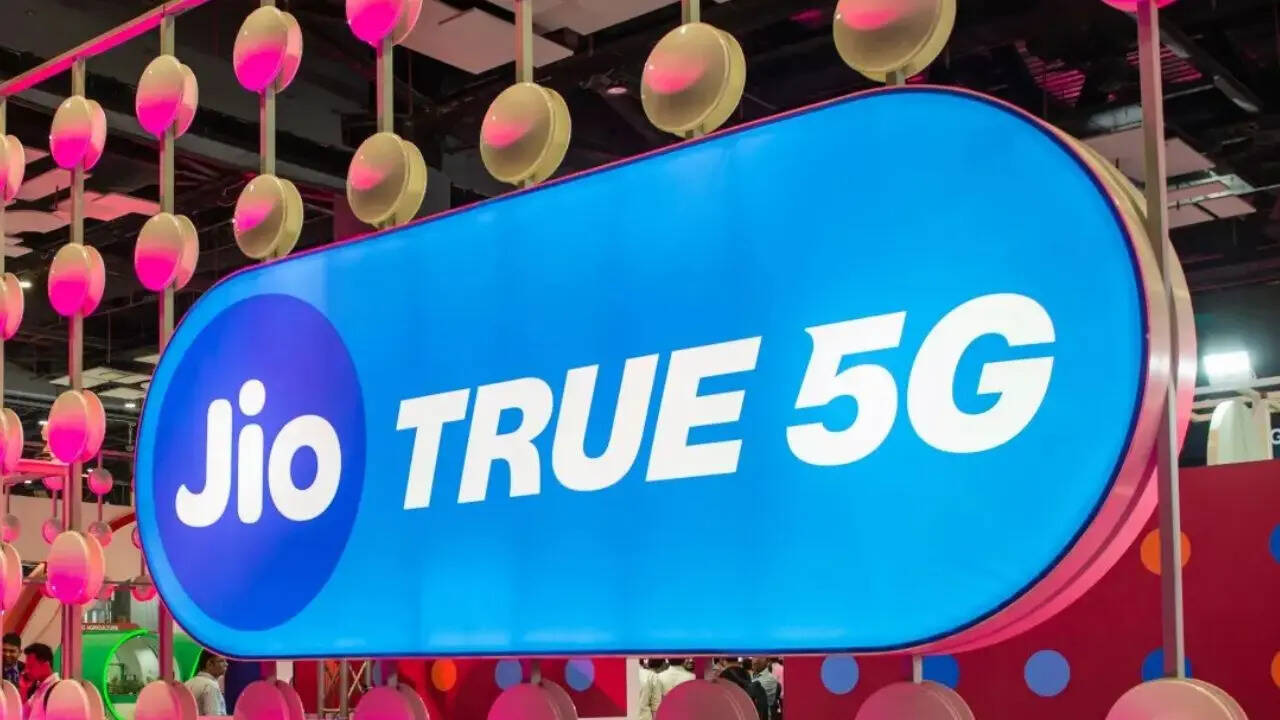 जियो अपने यूजर्स को इस रिचार्ज प्लान में कुछ एडिशनल बेनिफिट्स भी देता है। इस प्लान में कंपनी ग्राहकों को 35100 रुपये की कीमत वाले Google Gemini Pro का फ्री एक्सेस देती है। इसके अलावा प्लान में 3 महीने के लिए जियो हॉटस्टार का फ्री सब्सक्रिप्शन भी मिलता है। इसके अलावा टीवी चैनल्स देखने के लिए यूजर्स को जियो टीवी का भी फ्री सब्सक्रिप्शन मिलता है।