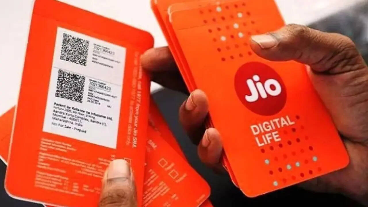 अगर आप महंगे रिचार्ज प्लान से परेशान है और बार-बार मंथली प्लान लेकर थक चुके हैं तो अब आपकी टेंशन खत्म होने वाली है। जियो ने ग्राहकों की सुविधा के लिए अपनी लिस्ट में एक बड़ा बदलाव किया है। कंपनी ने लंबी वैलिडिटी वाले प्लान्स की संख्या बढ़ा दी है।